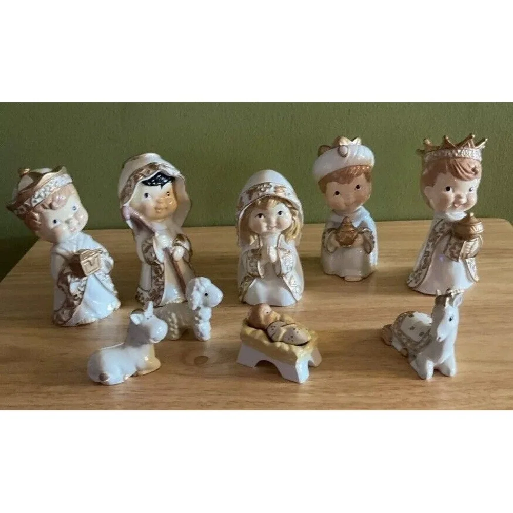 Ceramic‎ Nativity Set Small, 10 Pieces, Unbranded, White And Gold,